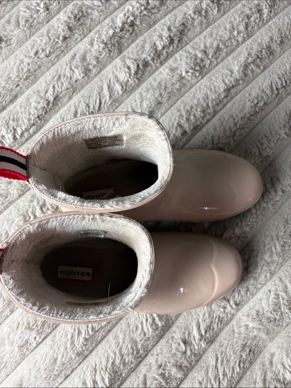 Hunter PLAY Short Fleece-Lined Rain Boots in Light Beige with Red Pull Tabs - Picture 9 of 9